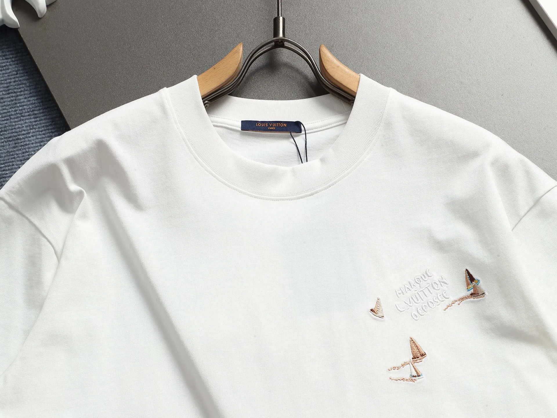 🅿️220 Louis Vuitton/Louis Vuitton High-end craftsmanship 10000 needle embroidery The large sailing ship logo is exquisitely upgraded, inspired by the retro embroidery of the 1980s. The original fabric is the same as the official short-sleeved T-shirt. The fabric is dyed in the same vat. It feels very comfortable. The latest brick cabinet synchronization for spring and summer. Fashionable and personalized. Super versatile and good-looking. It is very suitable for both men and women. A must-have for everyone. Hang tag. Collar label. Washed wheat. Complete with three labels. Color: black, white, blue. Size: S M L XL |